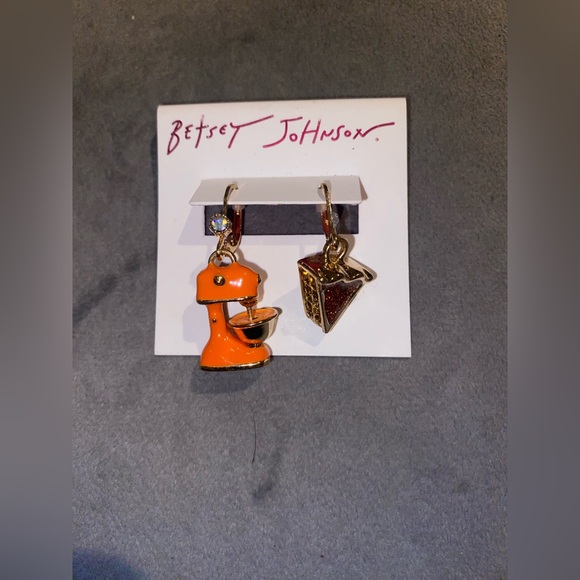 BNWT Betsey Johnson Orange Mixer & Pumpkin Pie Slice Mismatch Drop Earrings $35 - Picture 2 of 4